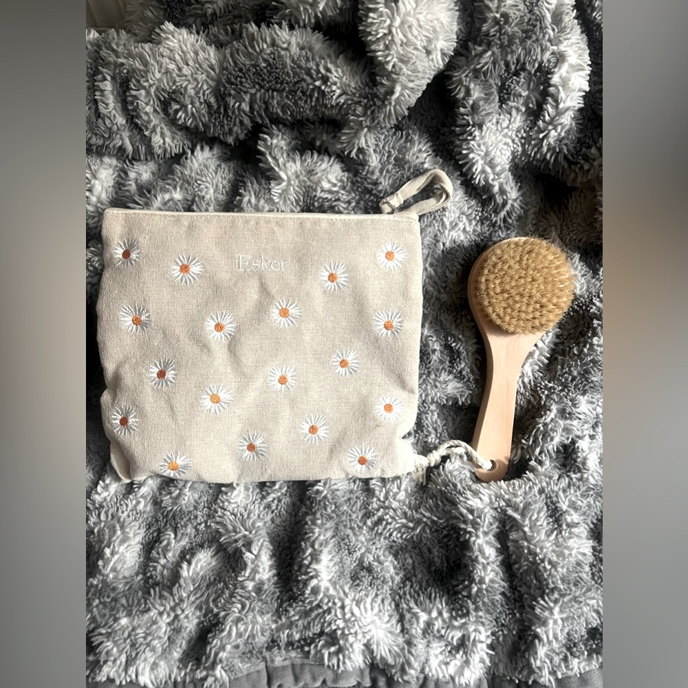 Daisy Cosmetic Bag & Body Exfoliating Brush